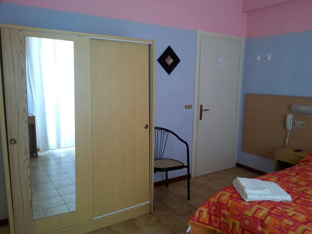 רימיני Hotel Marinella מראה חיצוני תמונה